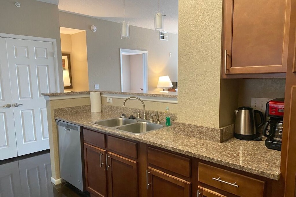 Penthouse Apt w/ Pool View, 2 Master Bedrooms