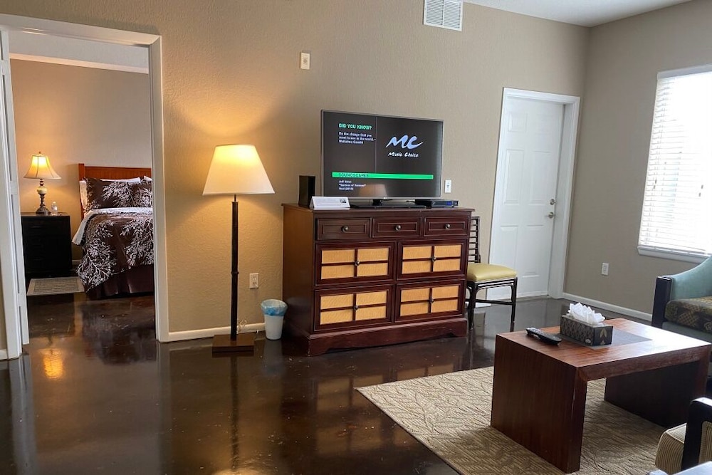 Penthouse Apt w/ Pool View, 2 Master Bedrooms