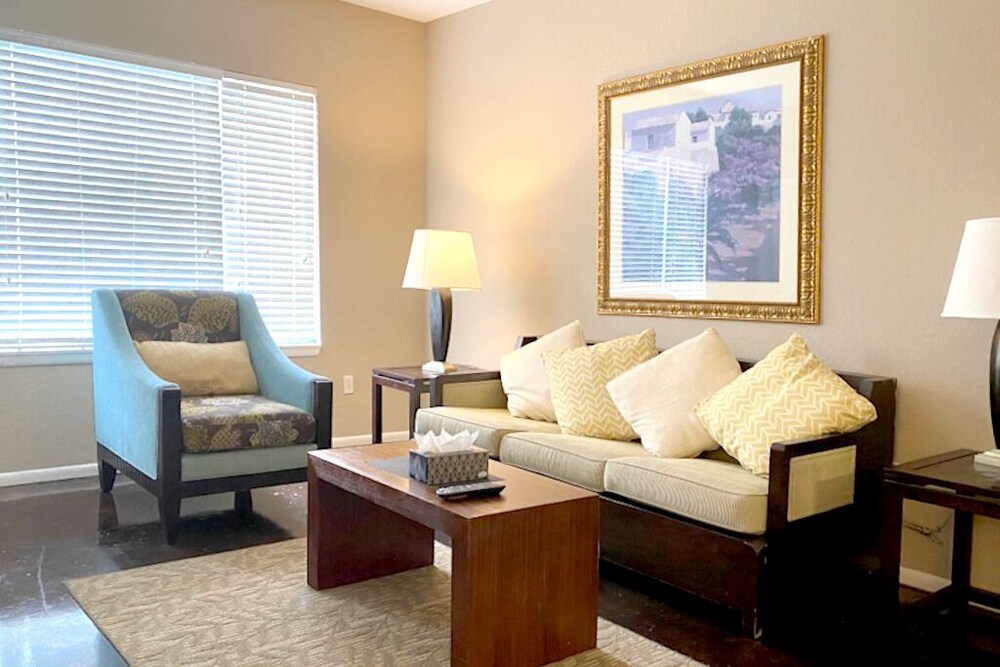 Penthouse Apt w/ Pool View, 2 Master Bedrooms