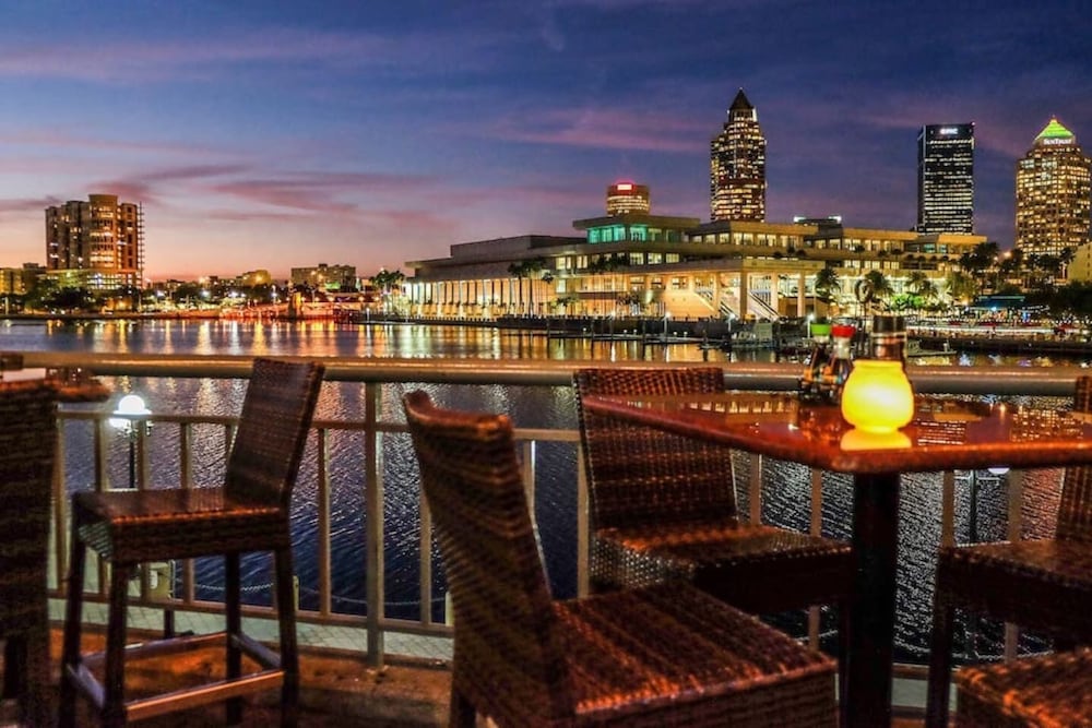 Penthouse Apt w/ Pool View, 2 Master Bedrooms