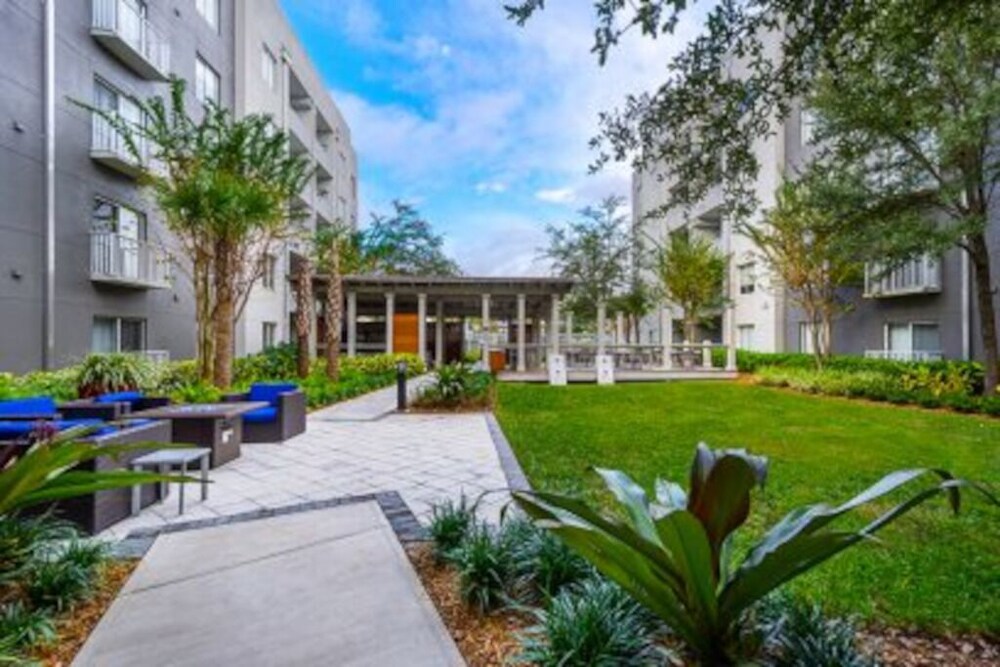 Penthouse Apt w/ Pool View, 2 Master Bedrooms