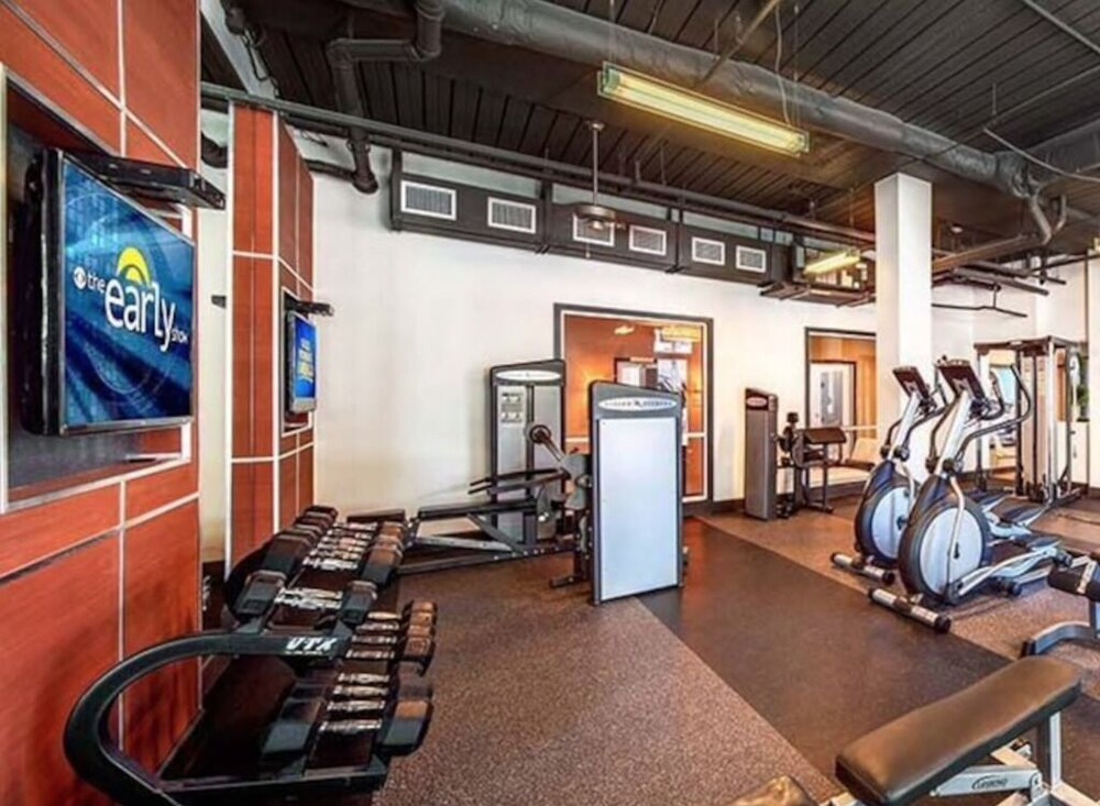 Penthouse Apt w/ Pool View, 2 Master Bedrooms