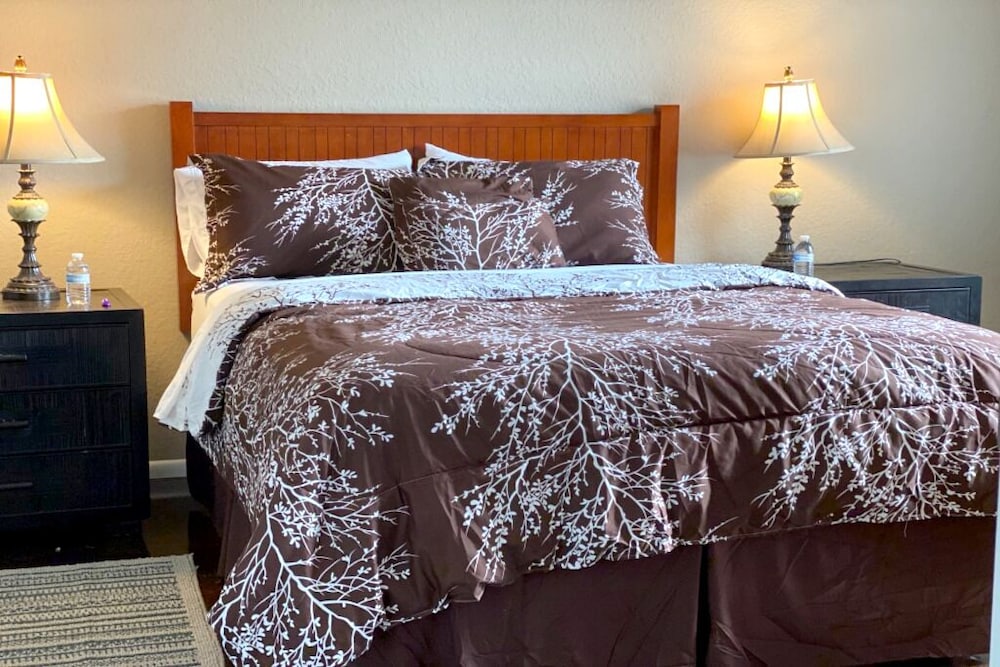 Penthouse Apt w/ Pool View, 2 Master Bedrooms