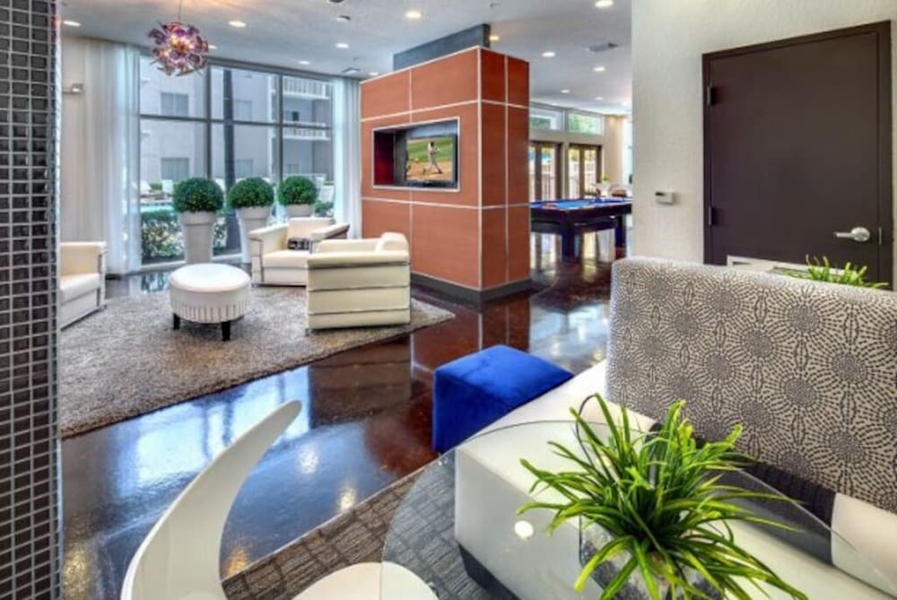 Penthouse Apt w/ Pool View, 2 Master Bedrooms