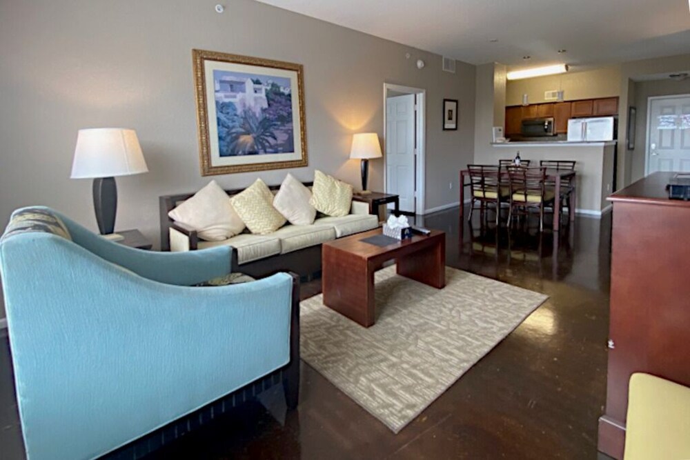 Penthouse Apt w/ Pool View, 2 Master Bedrooms