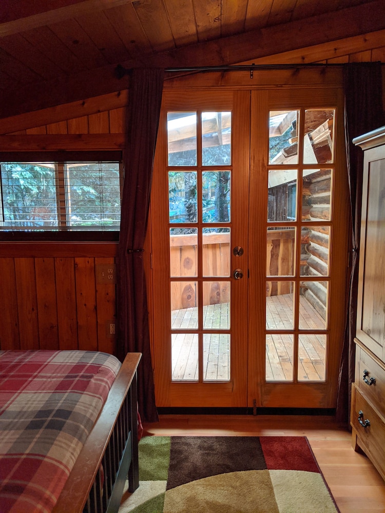 Cozy Log Cabin in peaceful wooded surroundings