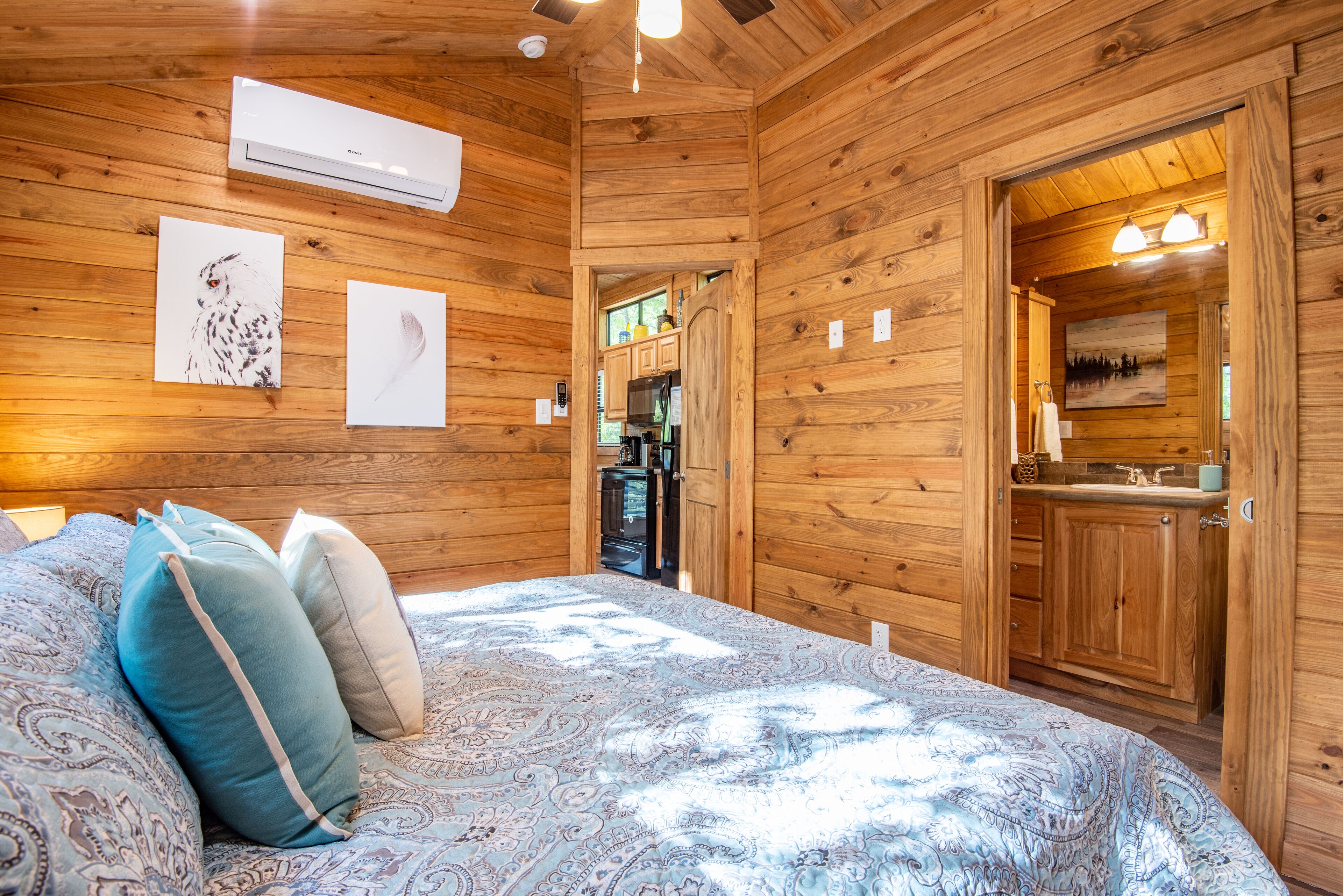 Owl's Eye Luxury Cabin-lake/river/dining-hot Tub/deck/grill/king Bed/smarttv in Idabel, United States