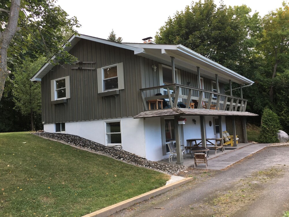 Thornbury 3 Bdrm home, 2 garages Short/Long Term Thornbury Vrbo