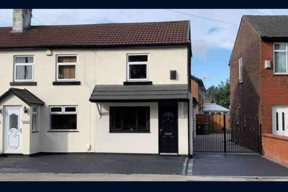 Stylish and Immaculate 2-bed Apartment in Leigh