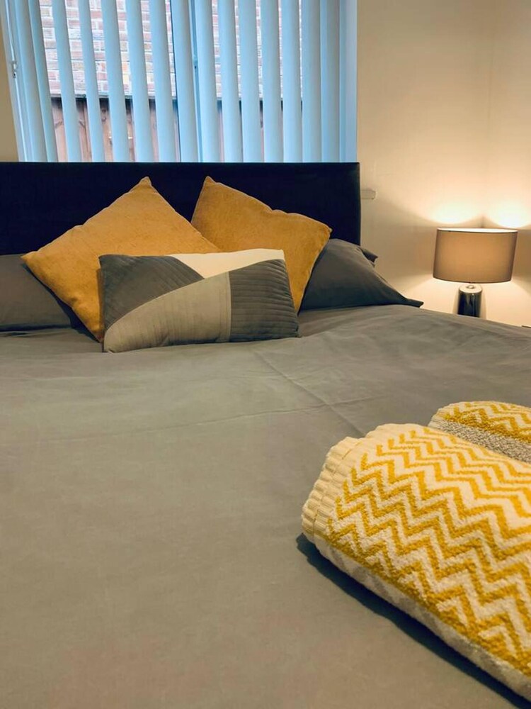 Stylish and Immaculate 2-bed Apartment in Leigh