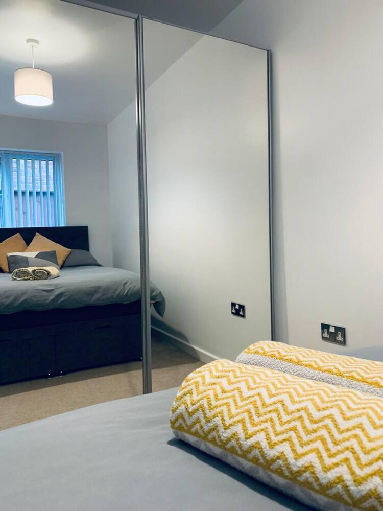 Stylish and Immaculate 2-bed Apartment in Leigh