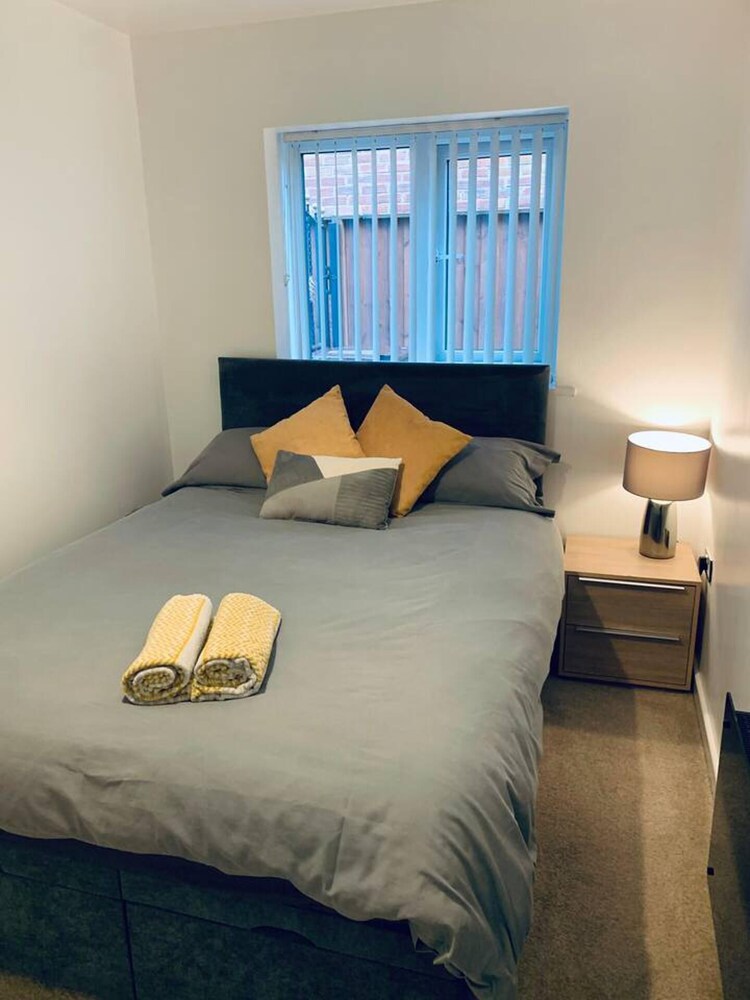 Stylish and Immaculate 2-bed Apartment in Leigh