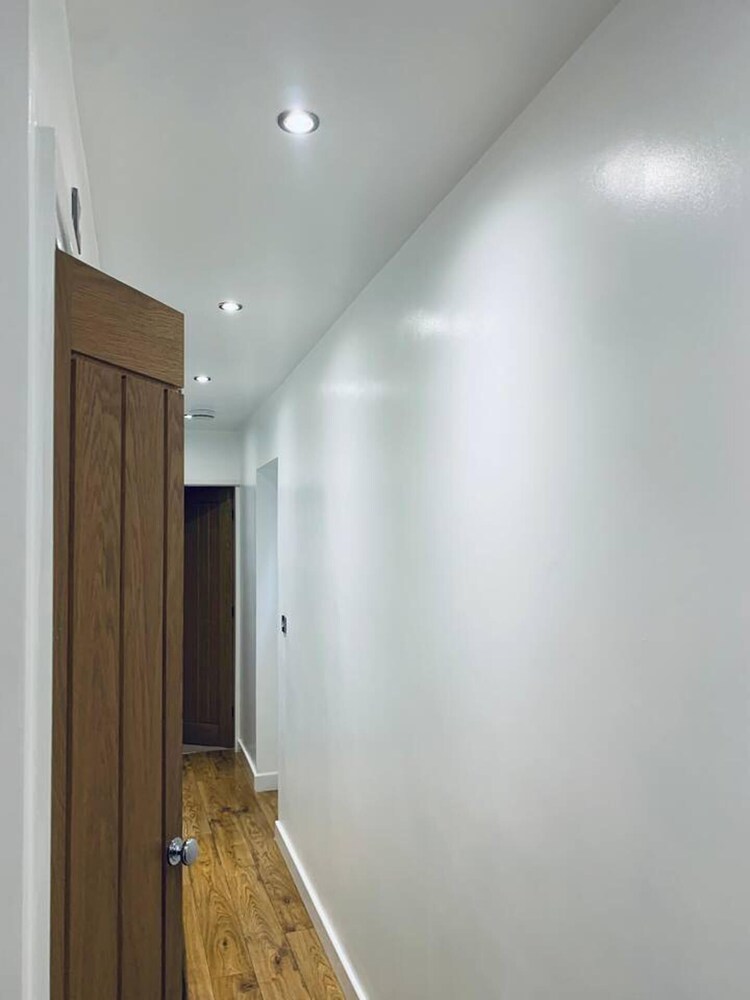 Stylish and Immaculate 2-bed Apartment in Leigh