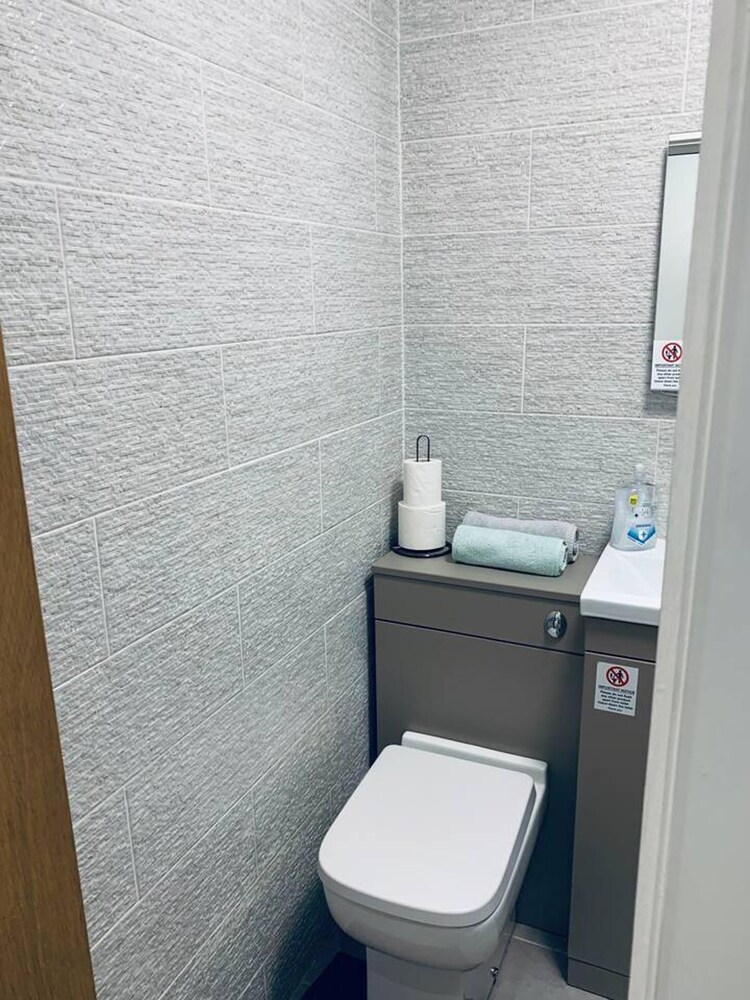 Stylish and Immaculate 2-bed Apartment in Leigh