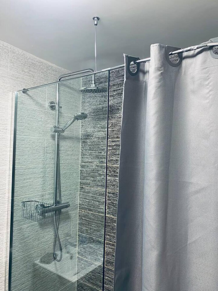 Stylish and Immaculate 2-bed Apartment in Leigh