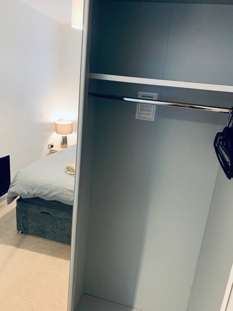 Stylish and Immaculate 2-bed Apartment in Leigh