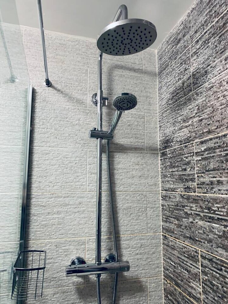 Stylish and Immaculate 2-bed Apartment in Leigh