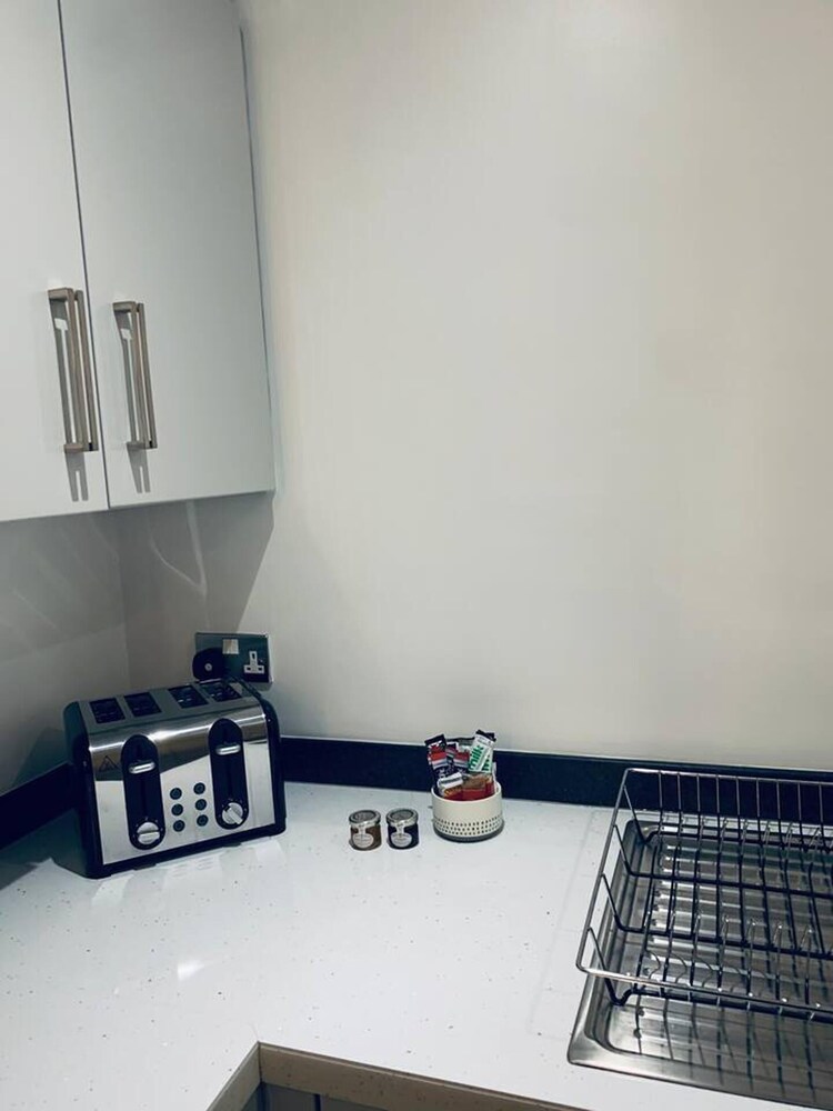 Stylish and Immaculate 2-bed Apartment in Leigh