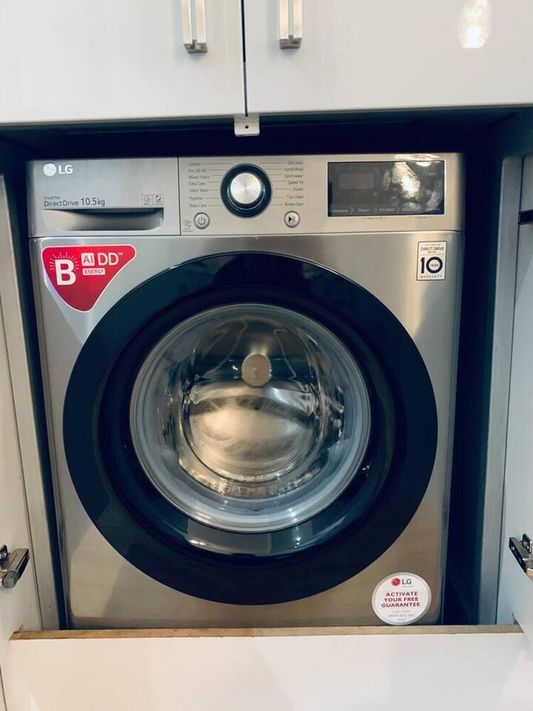 Stylish and Immaculate 2-bed Apartment in Leigh