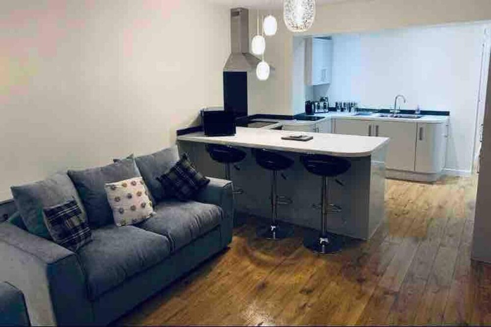 Stylish and Immaculate 2-bed Apartment in Leigh