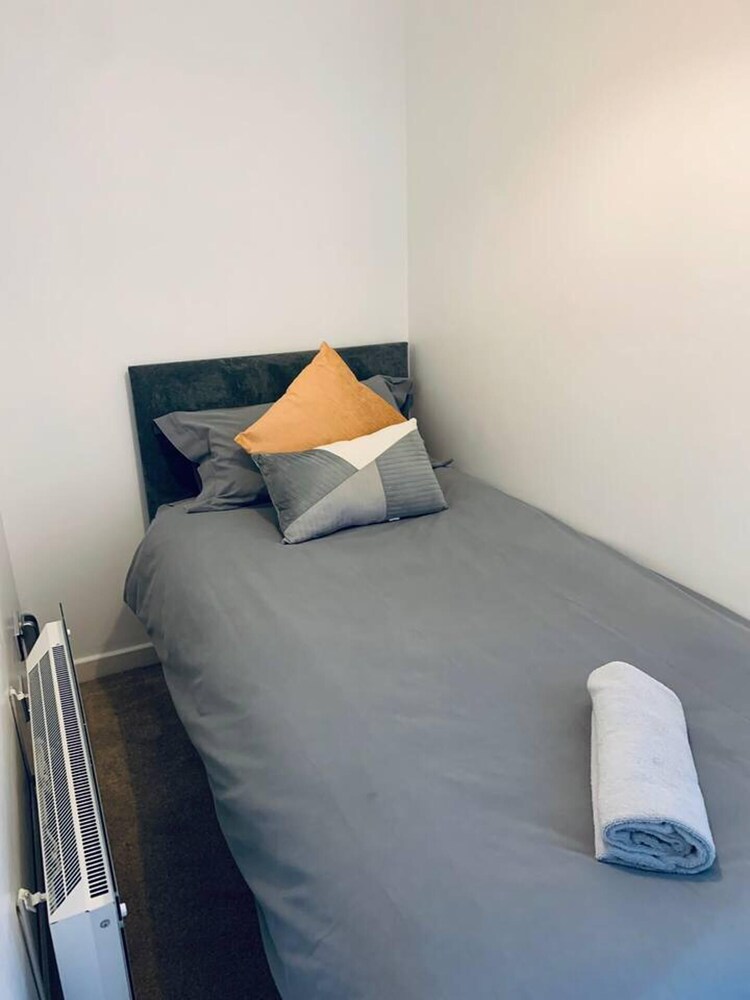 Stylish and Immaculate 2-bed Apartment in Leigh