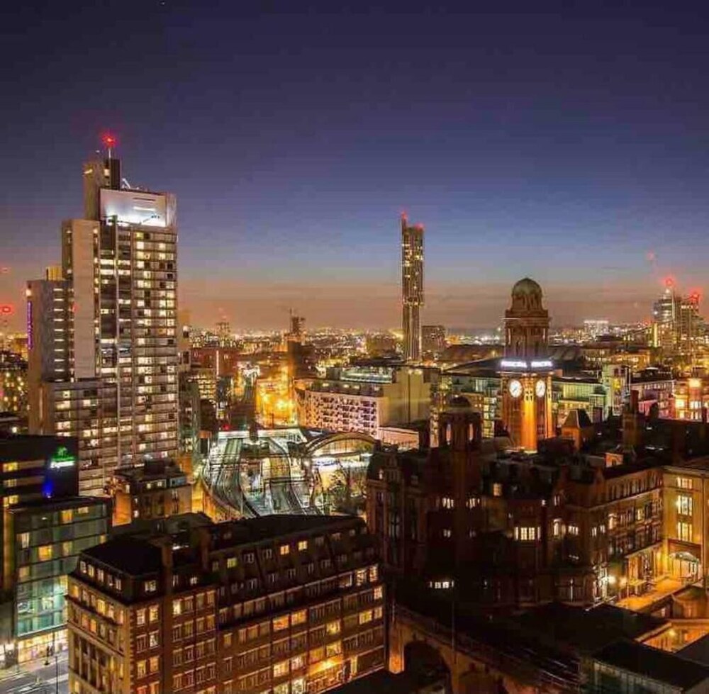 Stylish and Immaculate 2-bed Apartment in Leigh