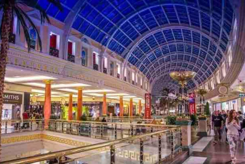 Stylish and Immaculate 2-bed Apartment in Leigh