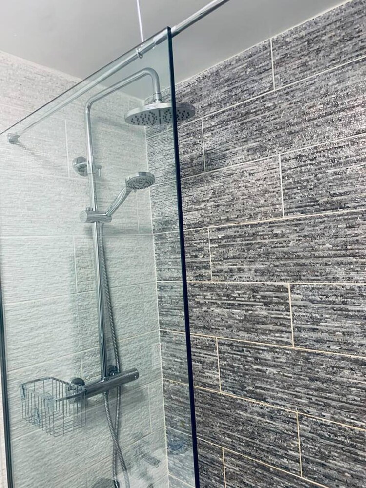 Stylish and Immaculate 2-bed Apartment in Leigh