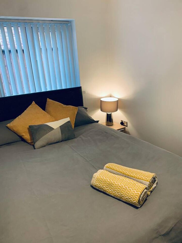 Stylish and Immaculate 2-bed Apartment in Leigh