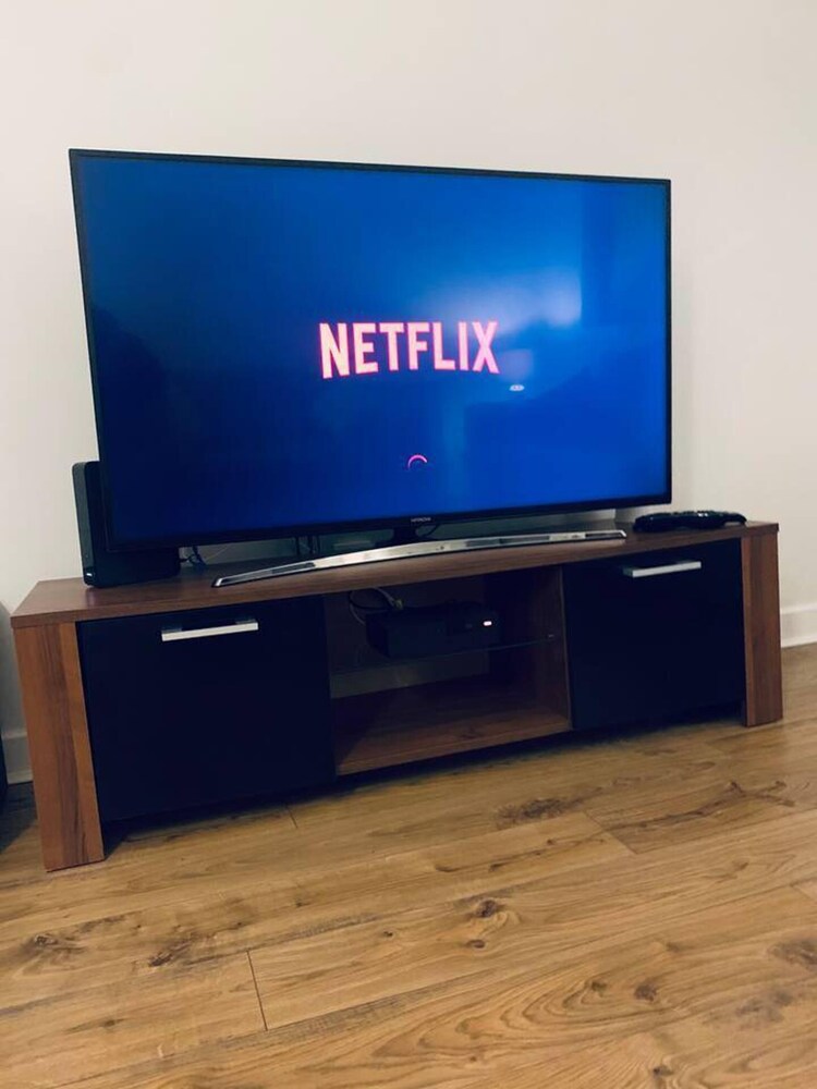 Stylish and Immaculate 2-bed Apartment in Leigh