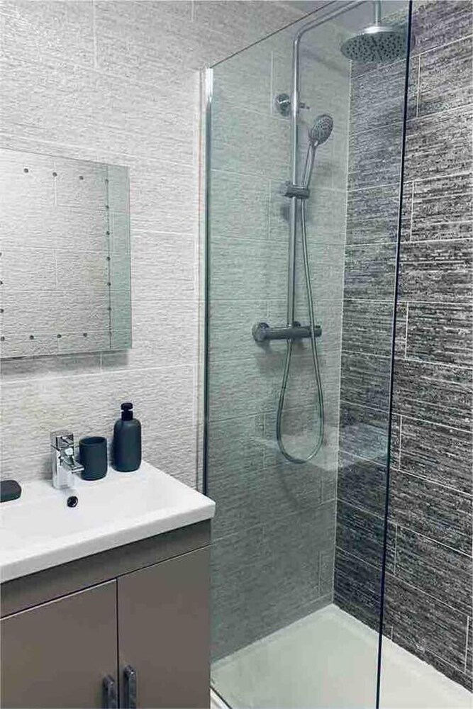 Stylish and Immaculate 2-bed Apartment in Leigh