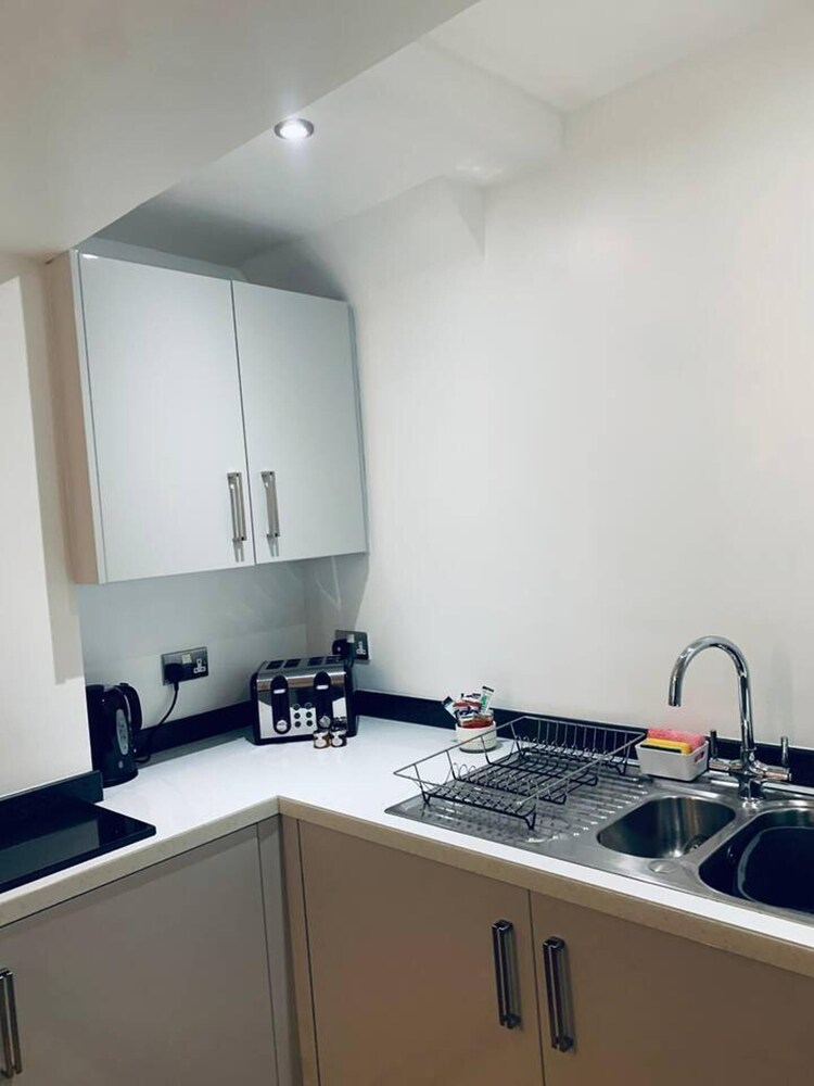 Stylish and Immaculate 2-bed Apartment in Leigh