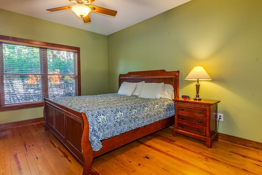 Modern Log Cabin with Beautiful Views of Lake Keowee!!! Near Clemson