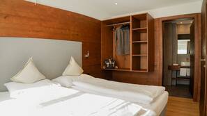 2 bedrooms, in-room safe, Internet, linens