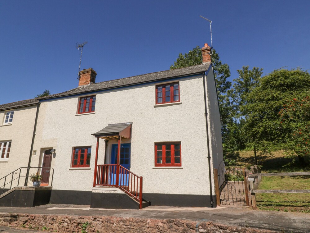 4 VICTORIA TERRACE, pet friendly, with open fire in Lydeard