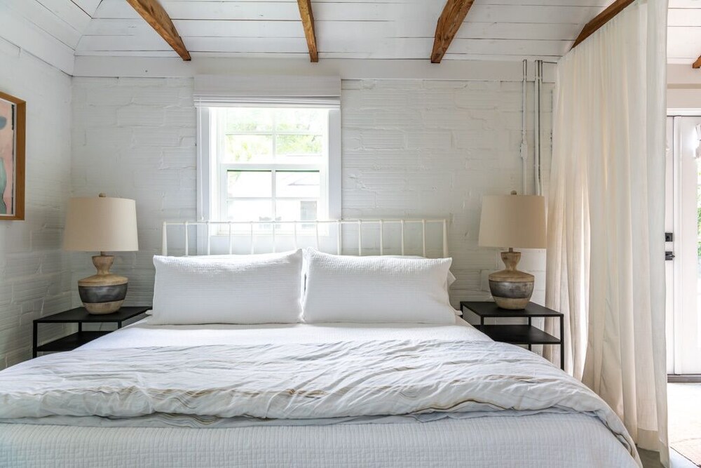 Palmetto Carriage House open and airy studio apartment close to