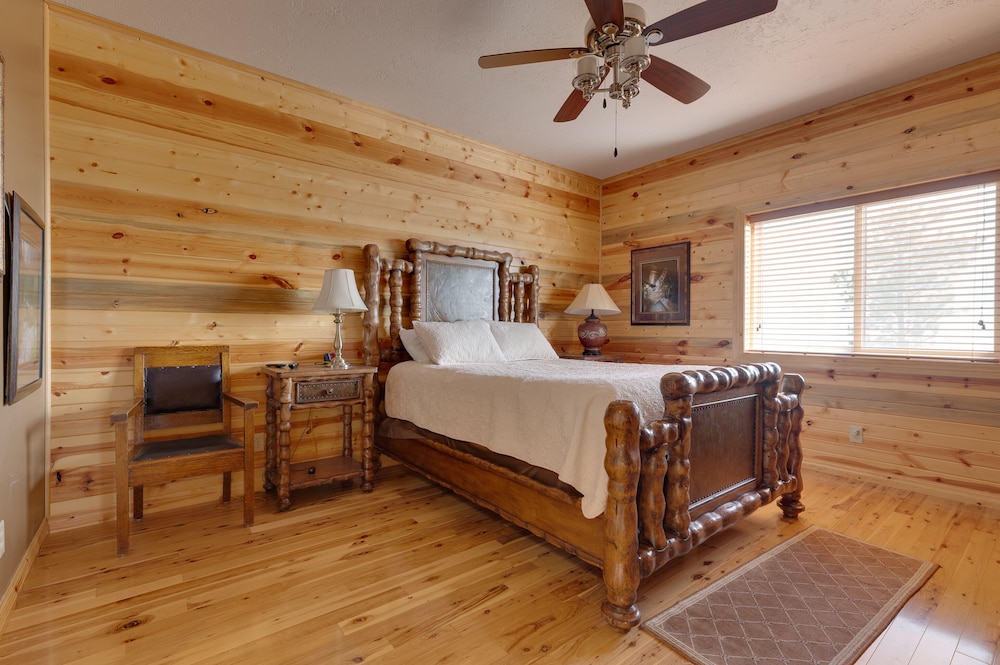 Ideal Location Stunning Views, Close to Skiing & Deadwood, 4 King Suites Lead Vrbo