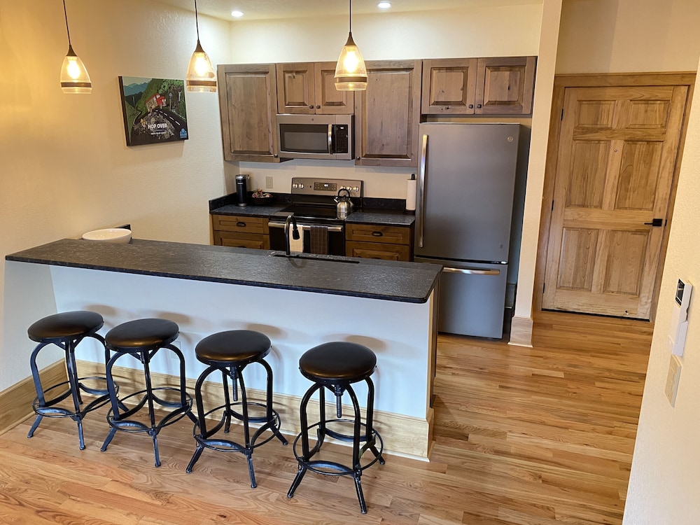 Main St. Retreats-Brand New 2 BR Downtown Apt. 106