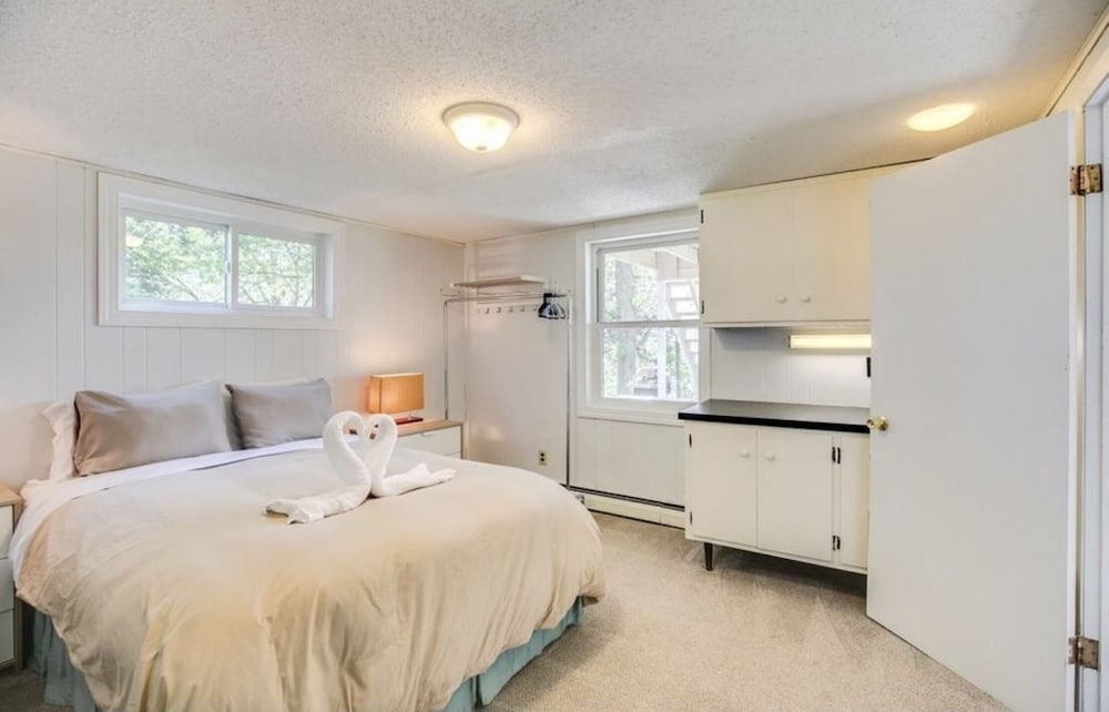 Maple Hill Lodge on Clearwater Lake. Pool, Beach and Boat Slip