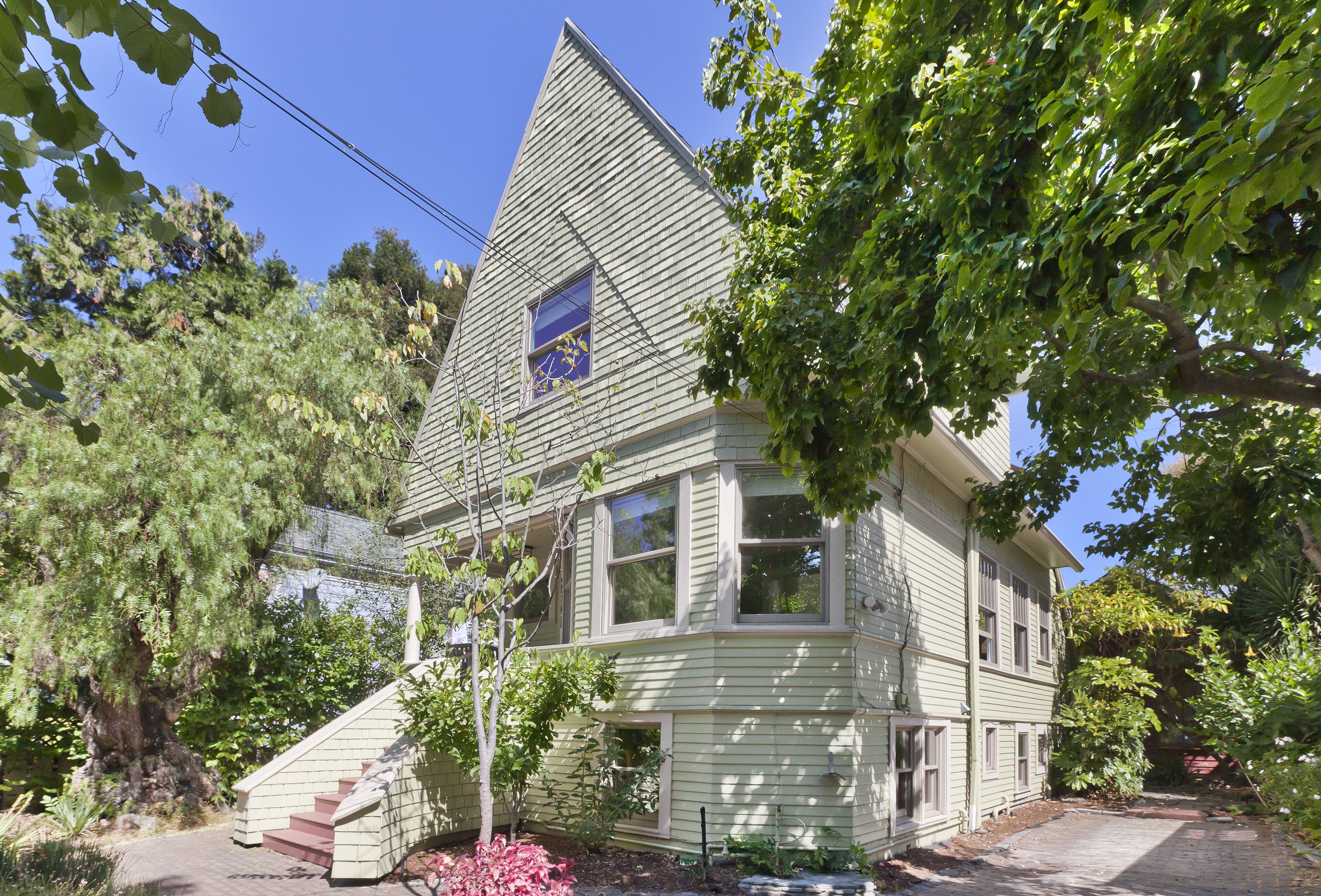 3-story home w hot tub, 5 beds, 2 kitchens, & outdoor studio near Willard Park in Oakland, United States