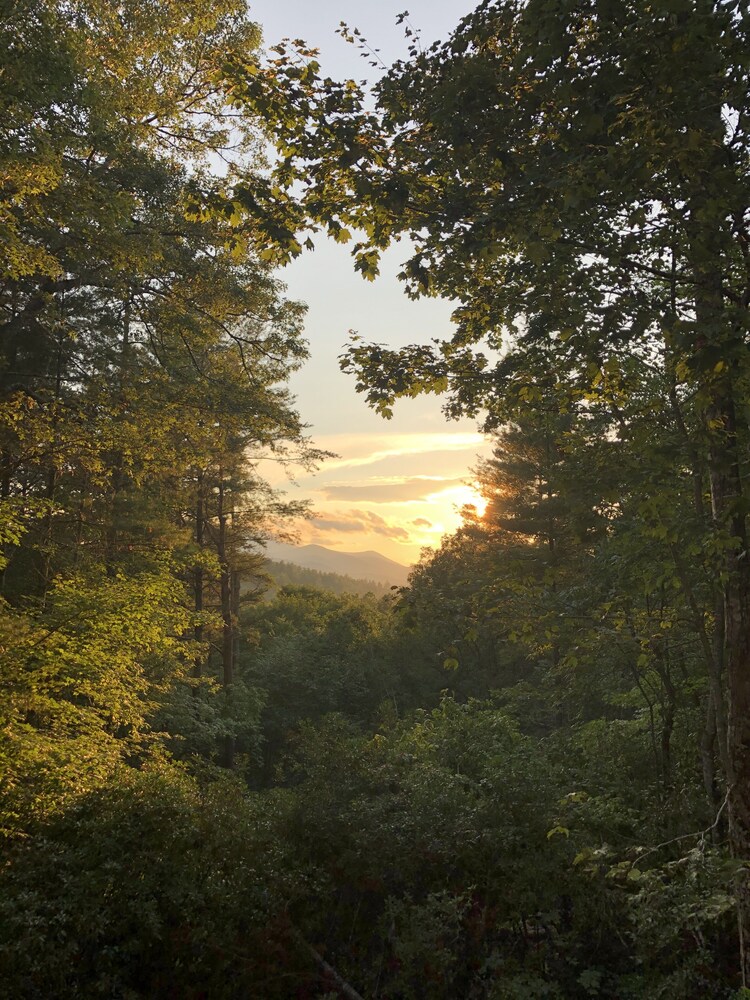 Sunset mountain view with Toccoa River sounds from sprawling decks!