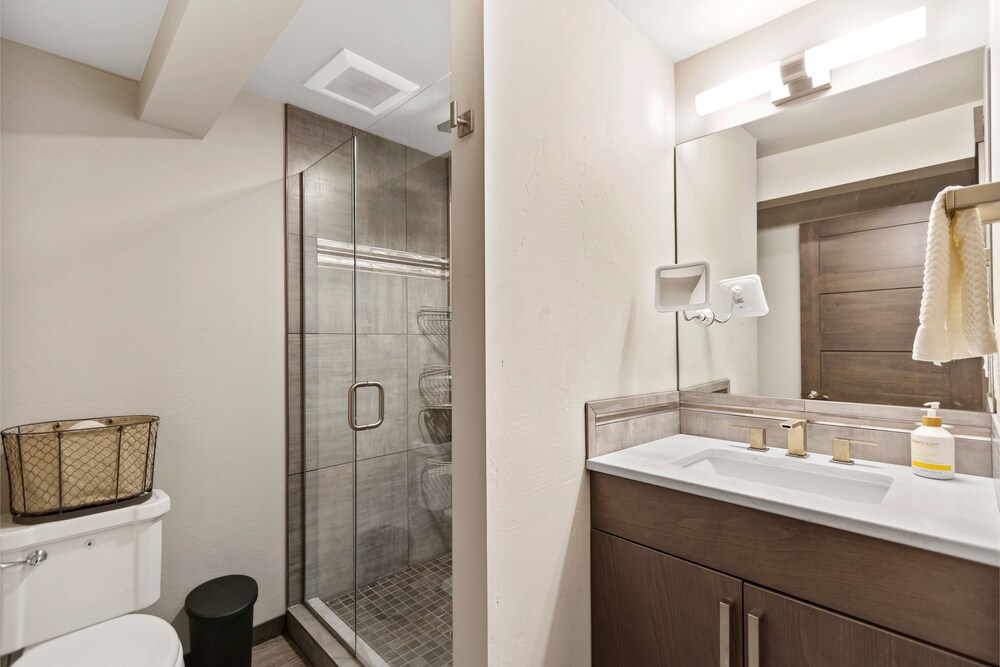 Lakefront & wellequipped condo w/private boat slip, grill, & great