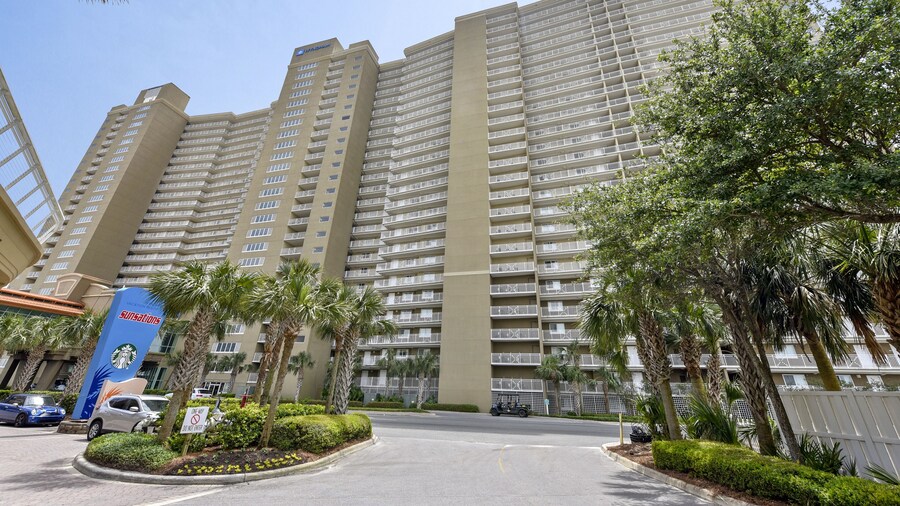 Emerald Beach by Book That Condo