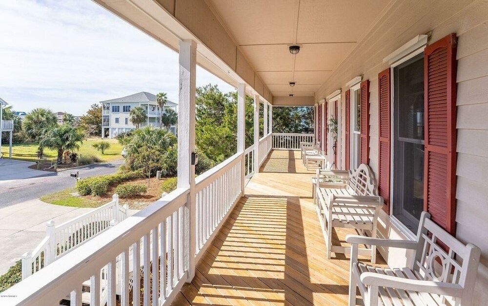 Walk to the beach and pool - Golf cart included