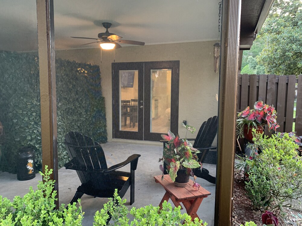 "Zen Oasis"-Private Suite, king bed, kitchenette