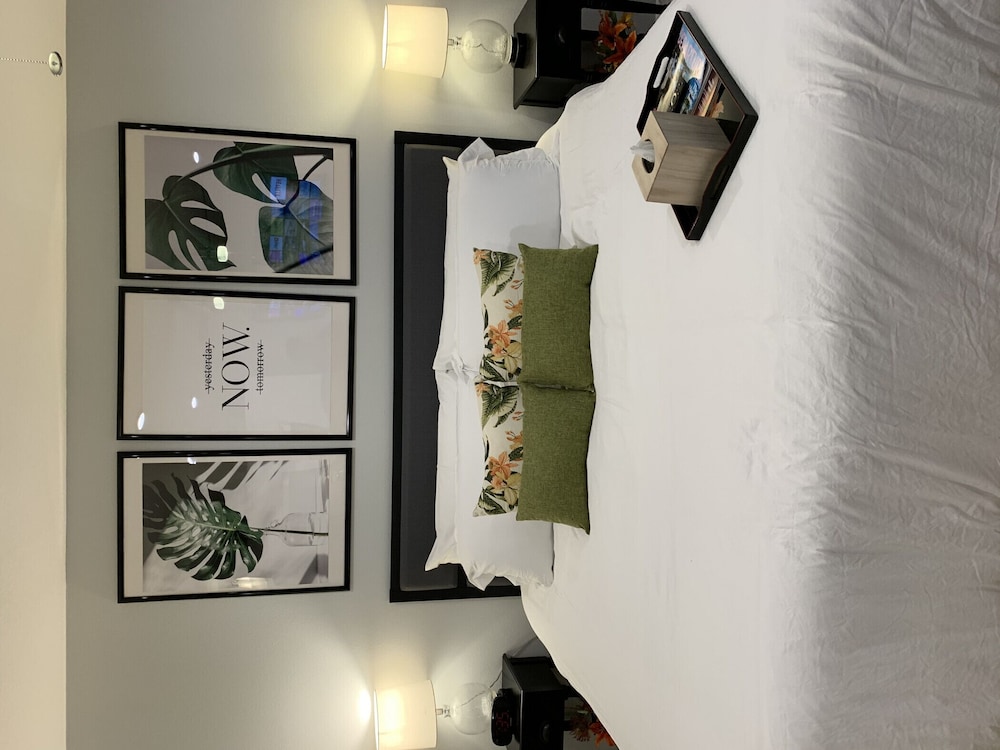 "Zen Oasis"-Private Suite, king bed, kitchenette