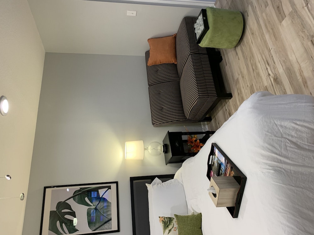 "Zen Oasis"-Private Suite, king bed, kitchenette