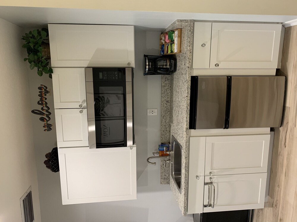 "Zen Oasis"-Private Suite, king bed, kitchenette