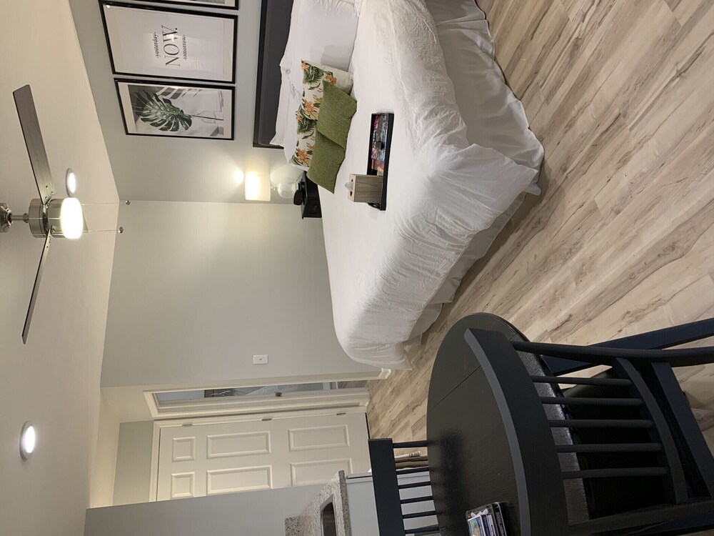 "Zen Oasis"-Private Suite, king bed, kitchenette