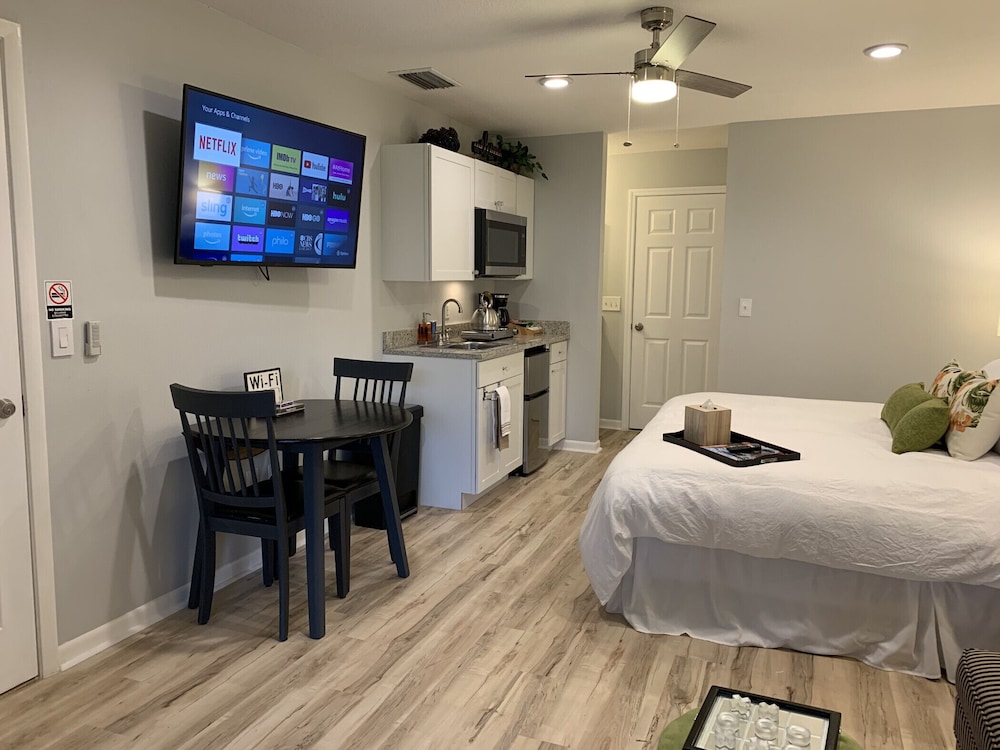 "Zen Oasis"-Private Suite, king bed, kitchenette